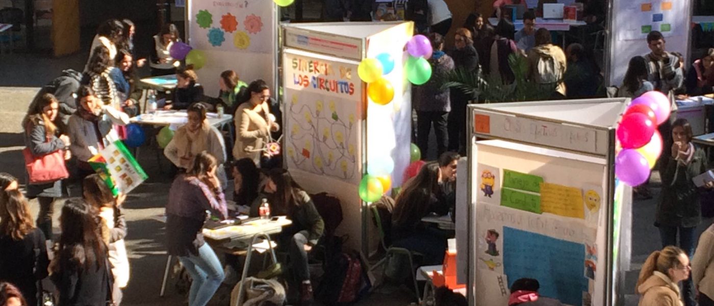 Vista general de la feria huella pedagógica de pedagogía básica 2016