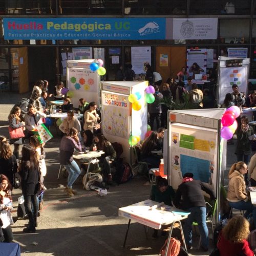 Vista general de la feria huella pedagógica de pedagogía básica 2016