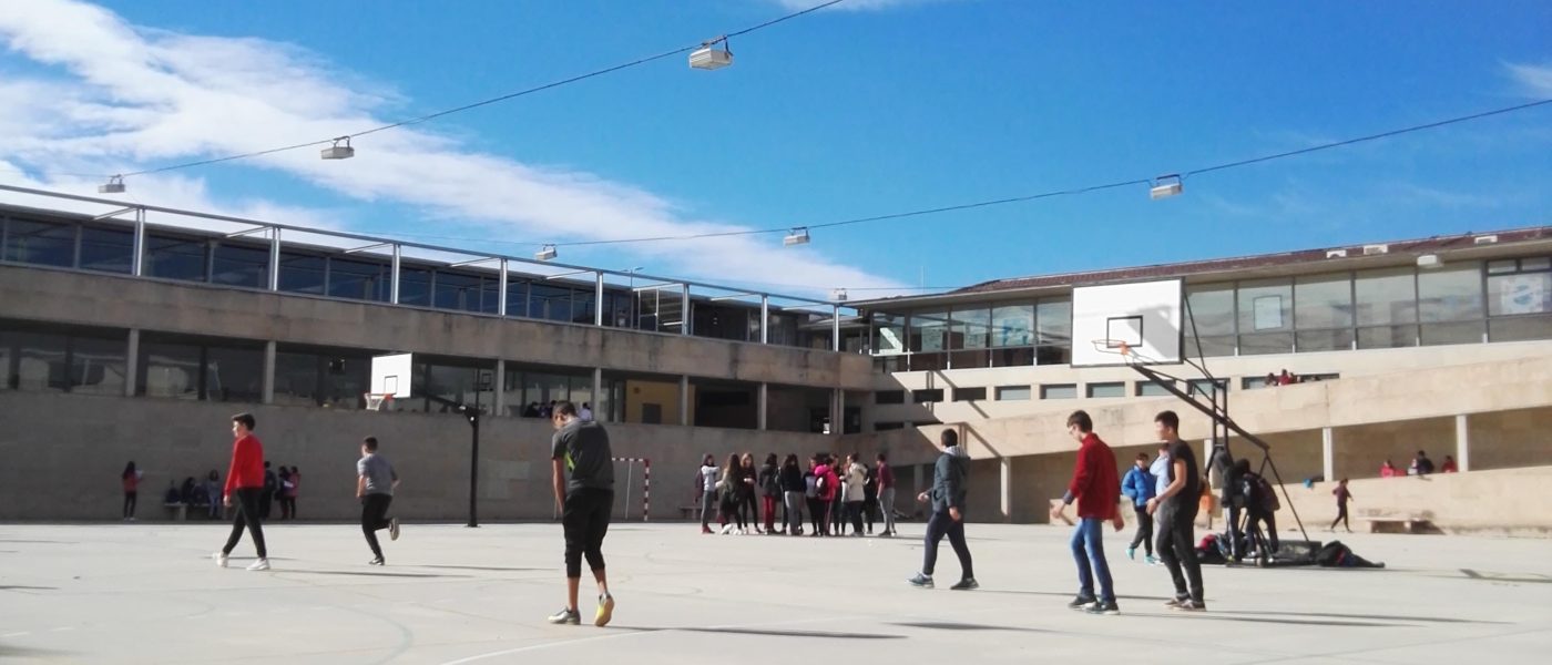 Grupo de estudiantes jugando en una chancha de basquetbol